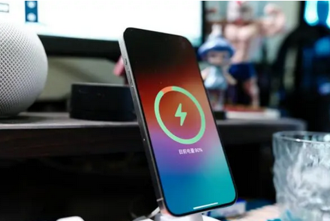 麦盖提苹果15换屏服务分享用什么充电器给iPhone15充电更好 